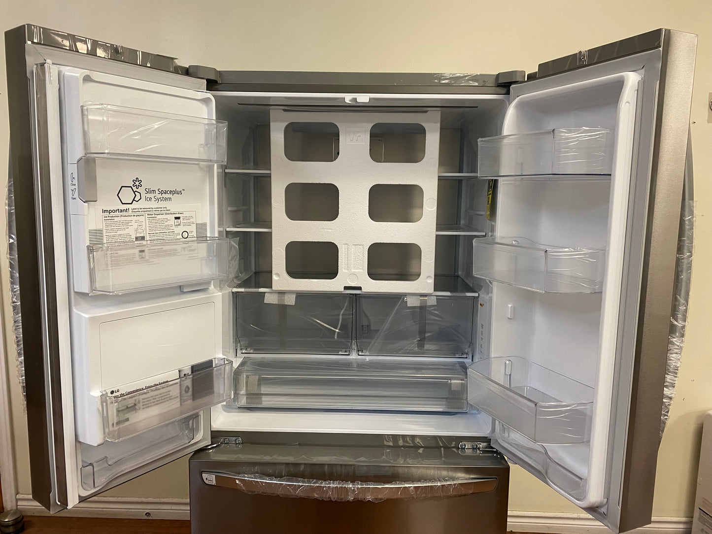 36" LG Refrigerator 25.5 cu.ft. with Water and Ice Dispenser