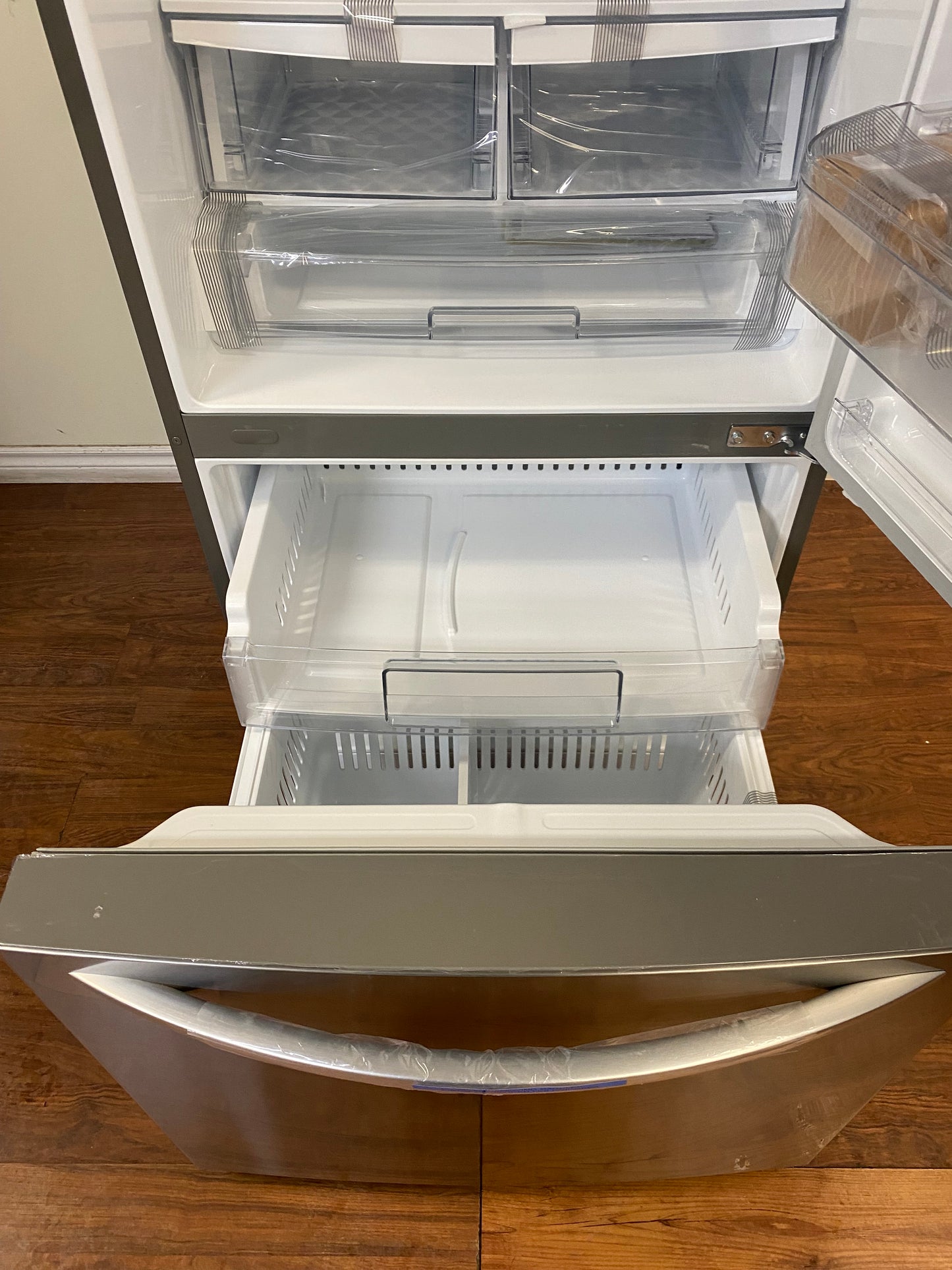 LG 30” Refrigerator 22 cu.ft. Bottom freezer