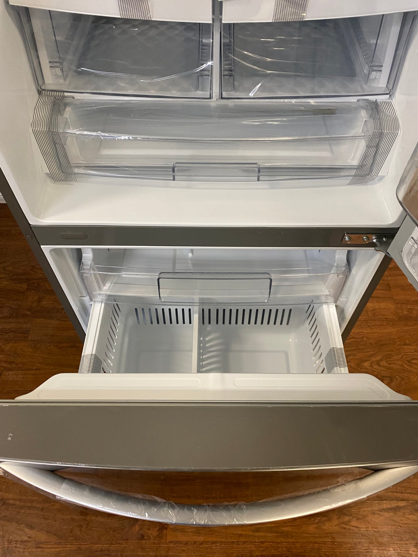 LG 30” Refrigerator 22 cu.ft. Bottom freezer