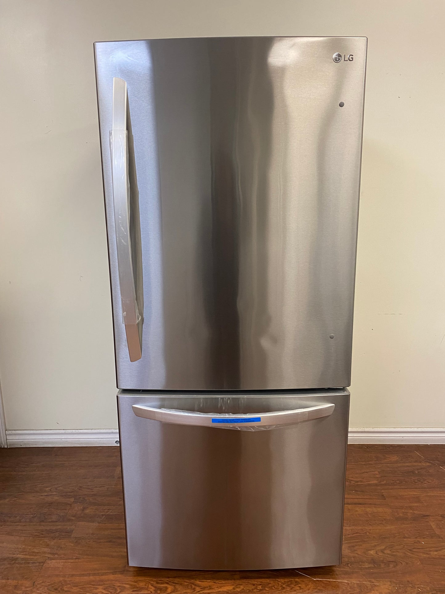 LG 30” Refrigerator 22 cu.ft. Bottom freezer