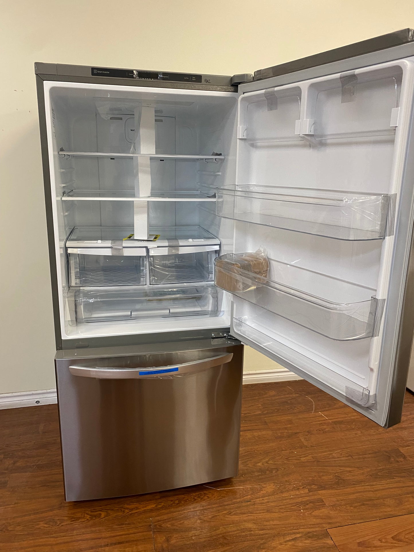 LG 30” Refrigerator 22 cu.ft. Bottom freezer