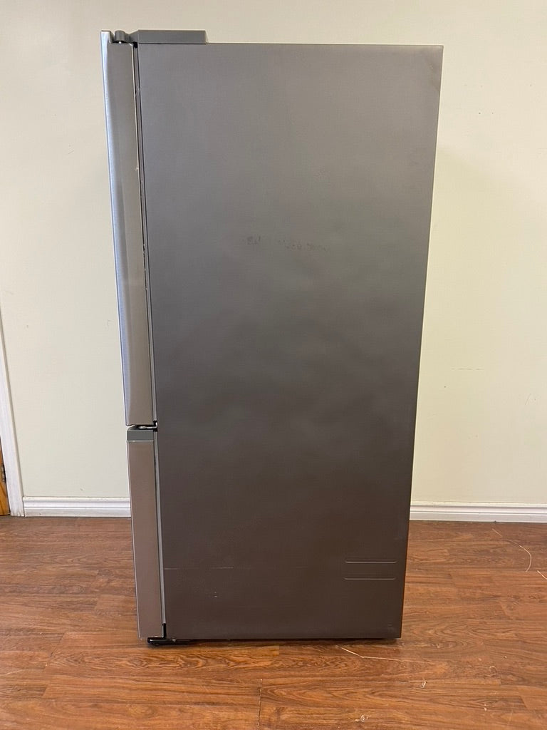 33" Samsung Refrigerator 25 cu.ft. with Ice Maker in Freezer