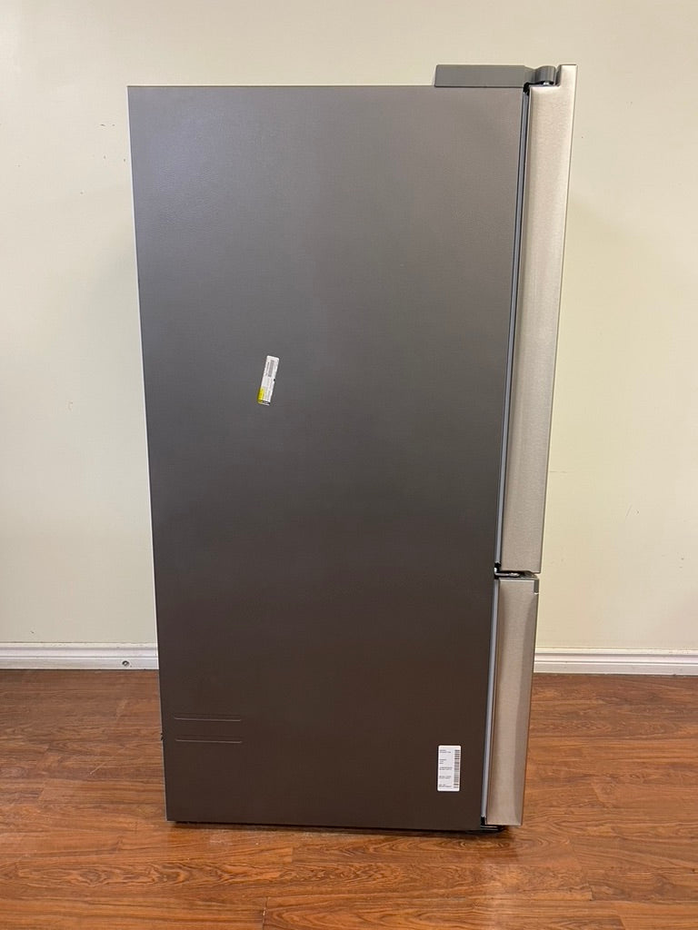 30" Samsung Refrigerator 22.1 cu.ft. with Ice Maker in freezer