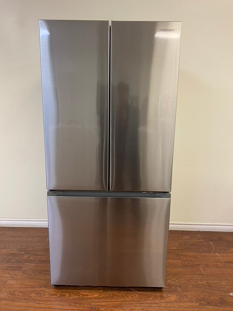 33" Samsung Refrigerator 25 cu.ft. with Ice Maker in Freezer