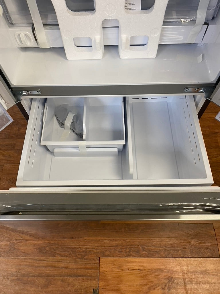 33" Samsung Refrigerator 25 cu.ft. with Ice Maker in Freezer