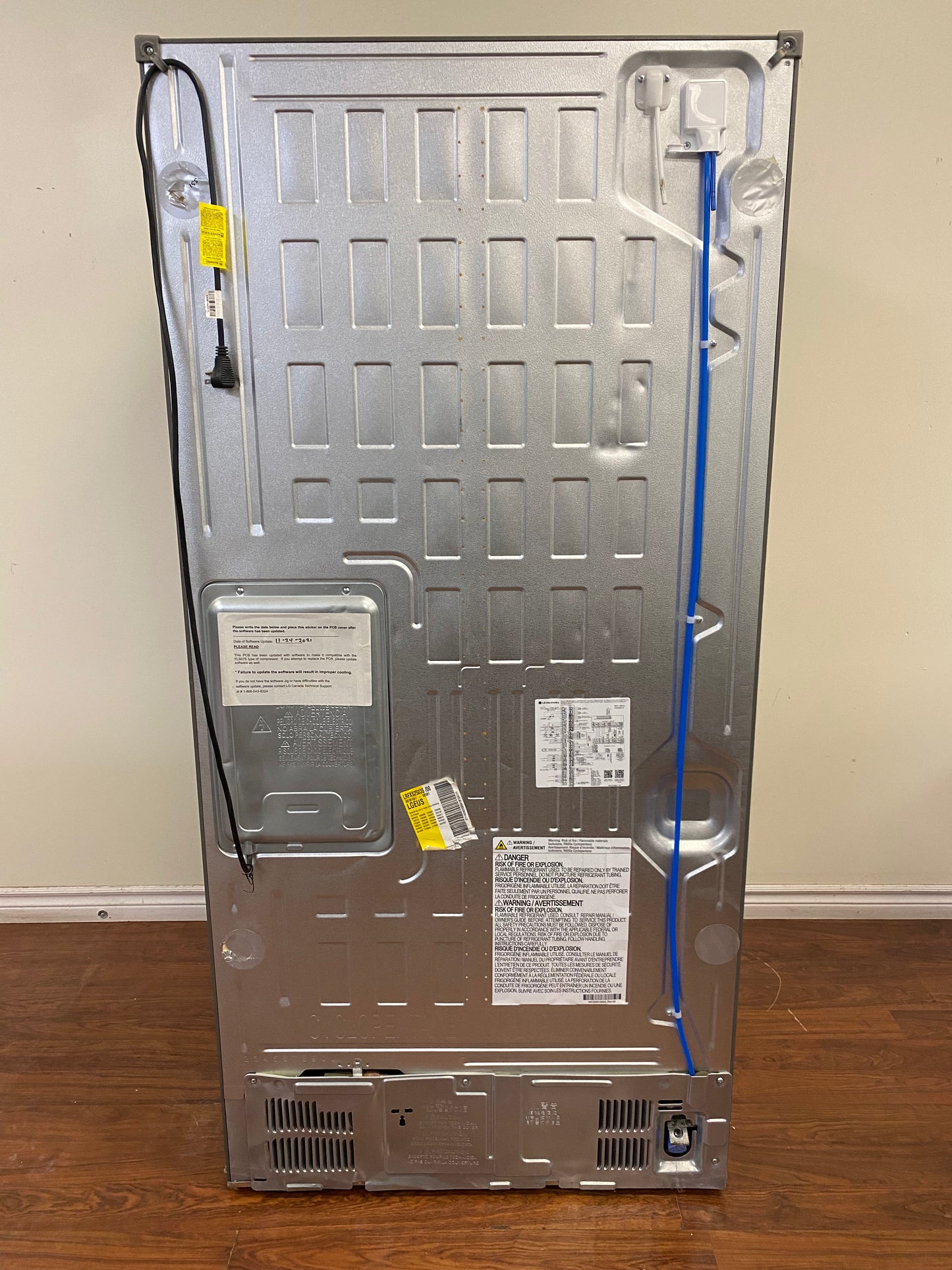 33" LG Refrigerator 24.5 cu.ft. with Ice and Water Dispenser