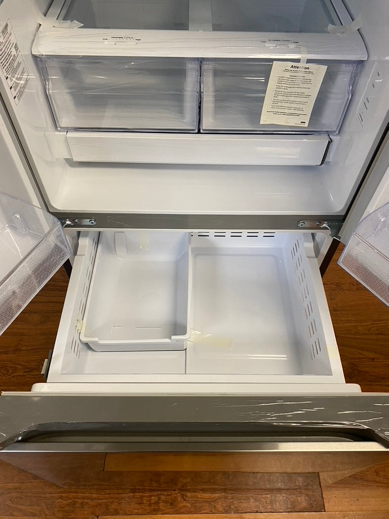 30" Samsung Refrigerator 22.1 cu.ft. with Ice Maker in freezer