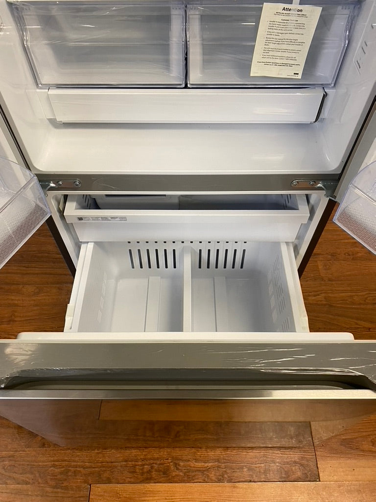 30" Samsung Refrigerator 22.1 cu.ft. with Ice Maker in freezer