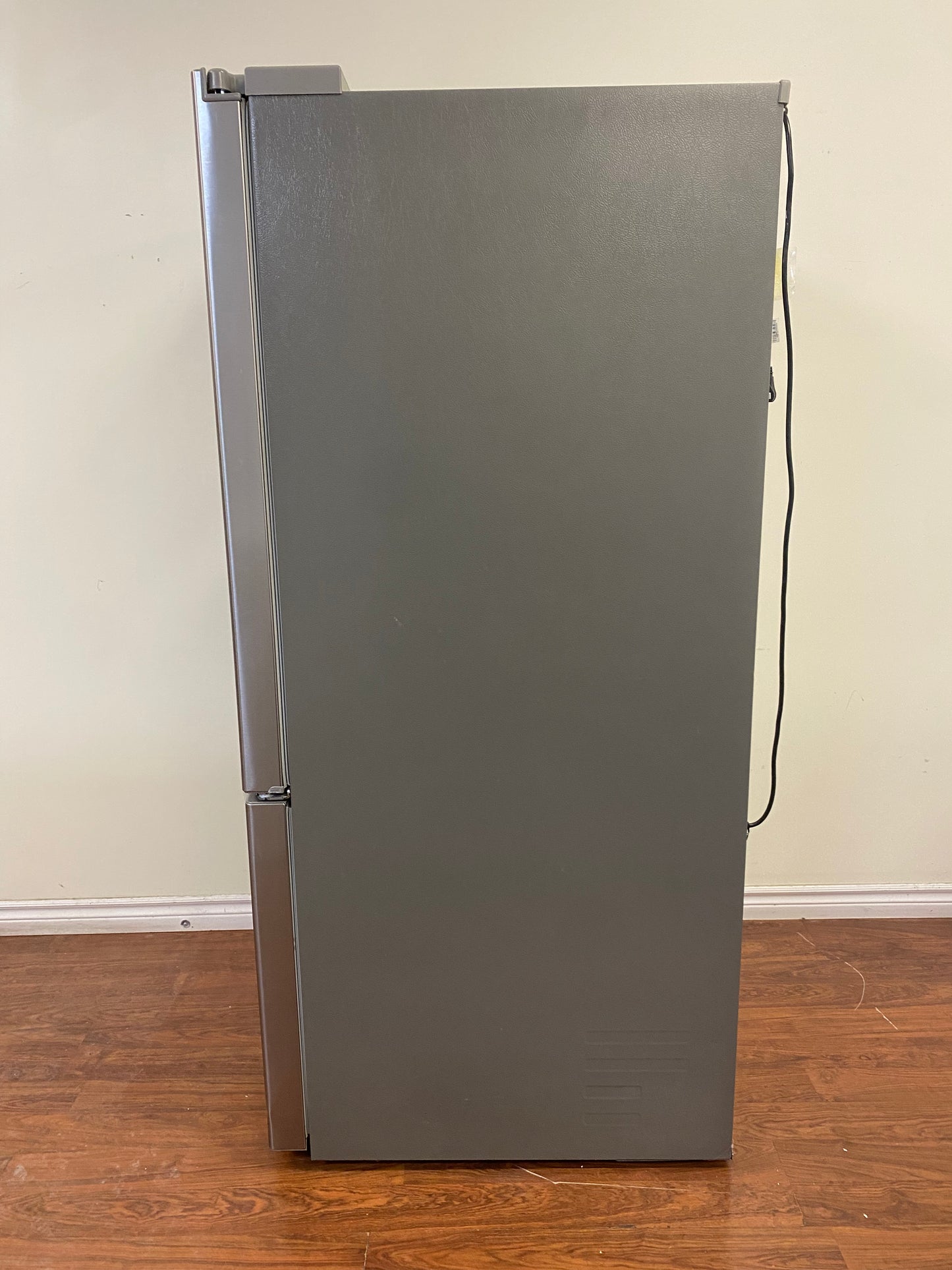 33" LG Refrigerator 24.5 cu.ft. with Ice and Water Dispenser