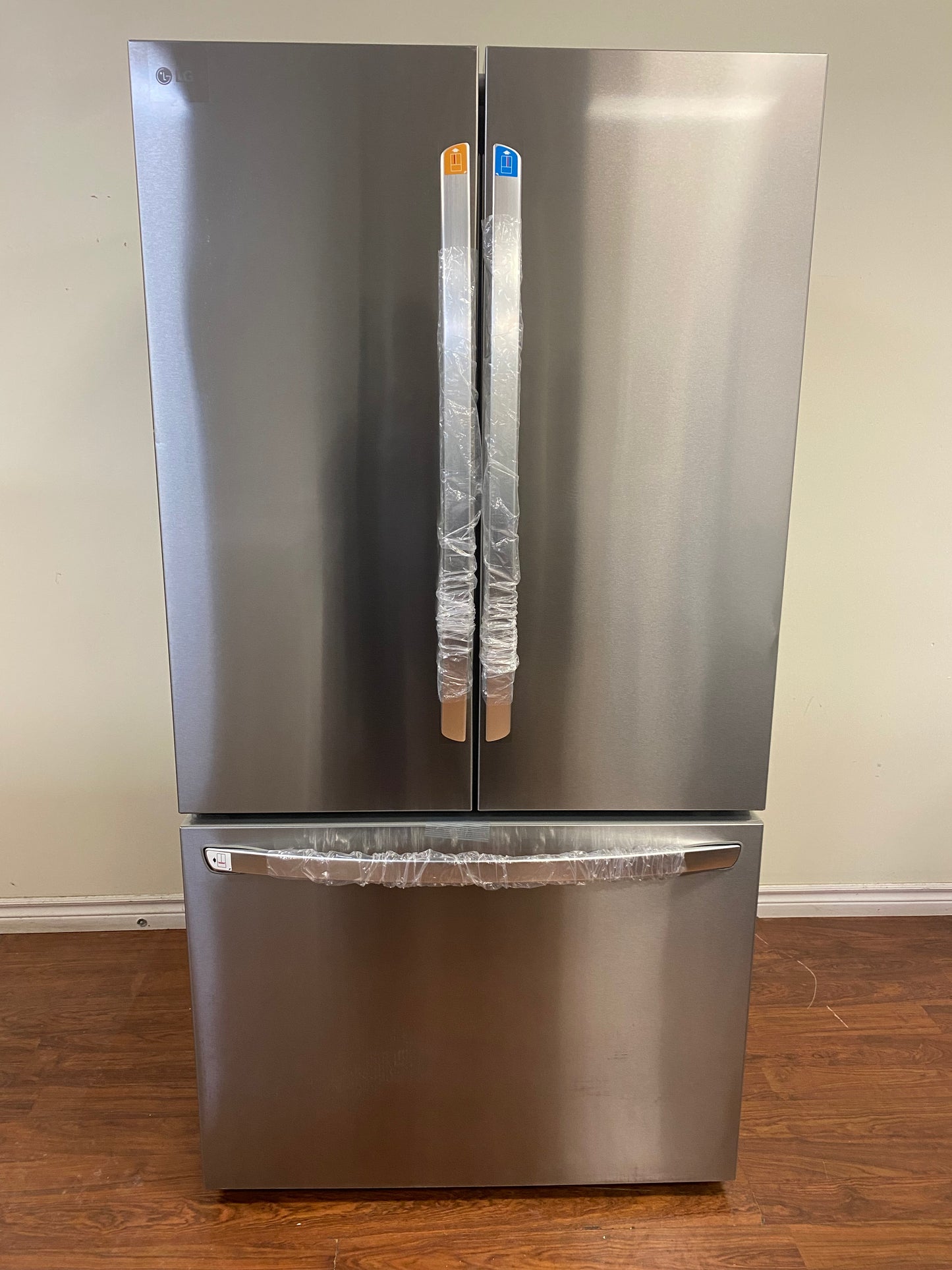 36" LG Refrigerator 32 cu.ft. Ice Maker in Freezer, Water Dispenser in Fridge