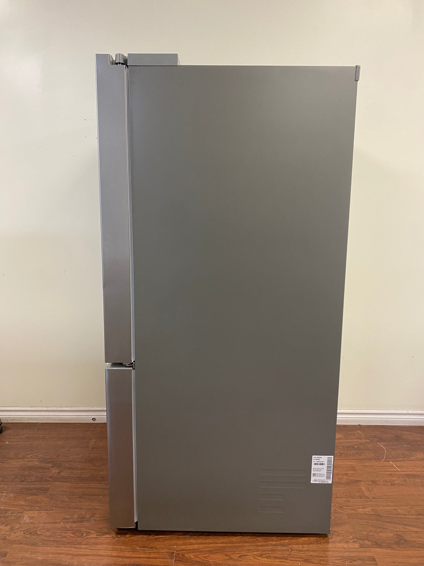 36" LG Refrigerator 32 cu.ft. Ice Maker in Freezer, Water Dispenser in Fridge