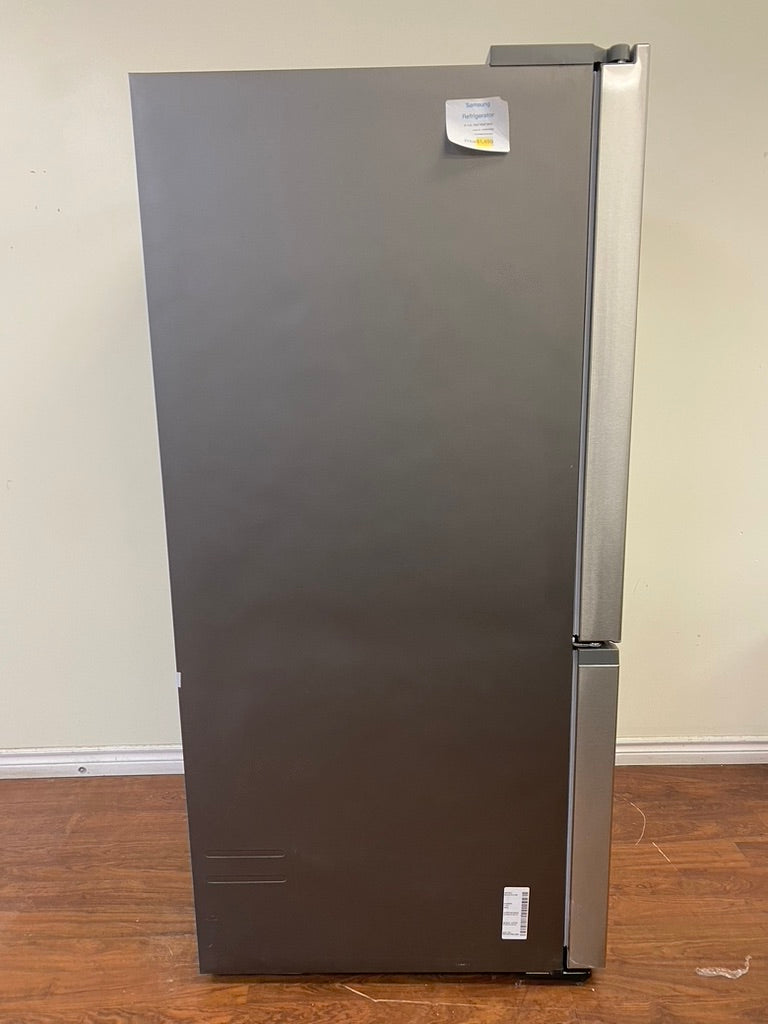 33" Samsung Refrigerator 25 cu.ft. with Ice Maker in Freezer