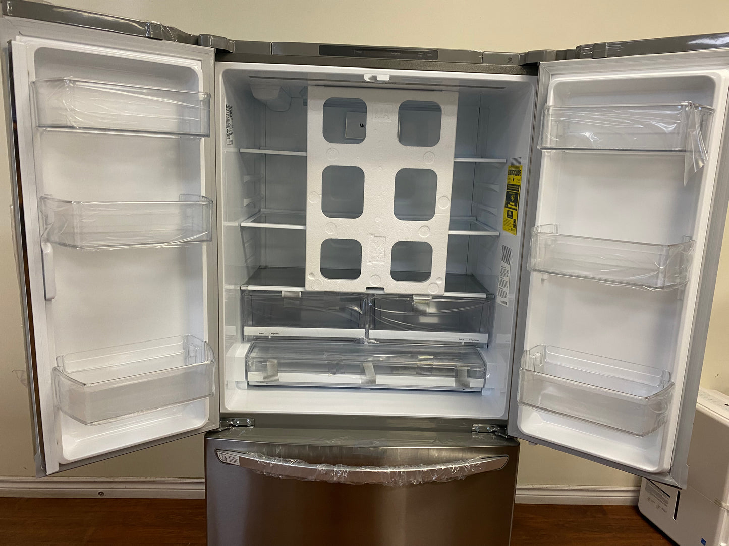 36" LG Refrigerator 23 cu.ft. Ice Maker in Freezer