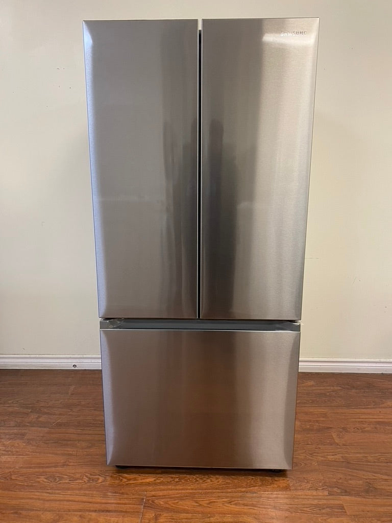 30" Samsung Refrigerator 22.1 cu.ft. with Ice Maker in freezer