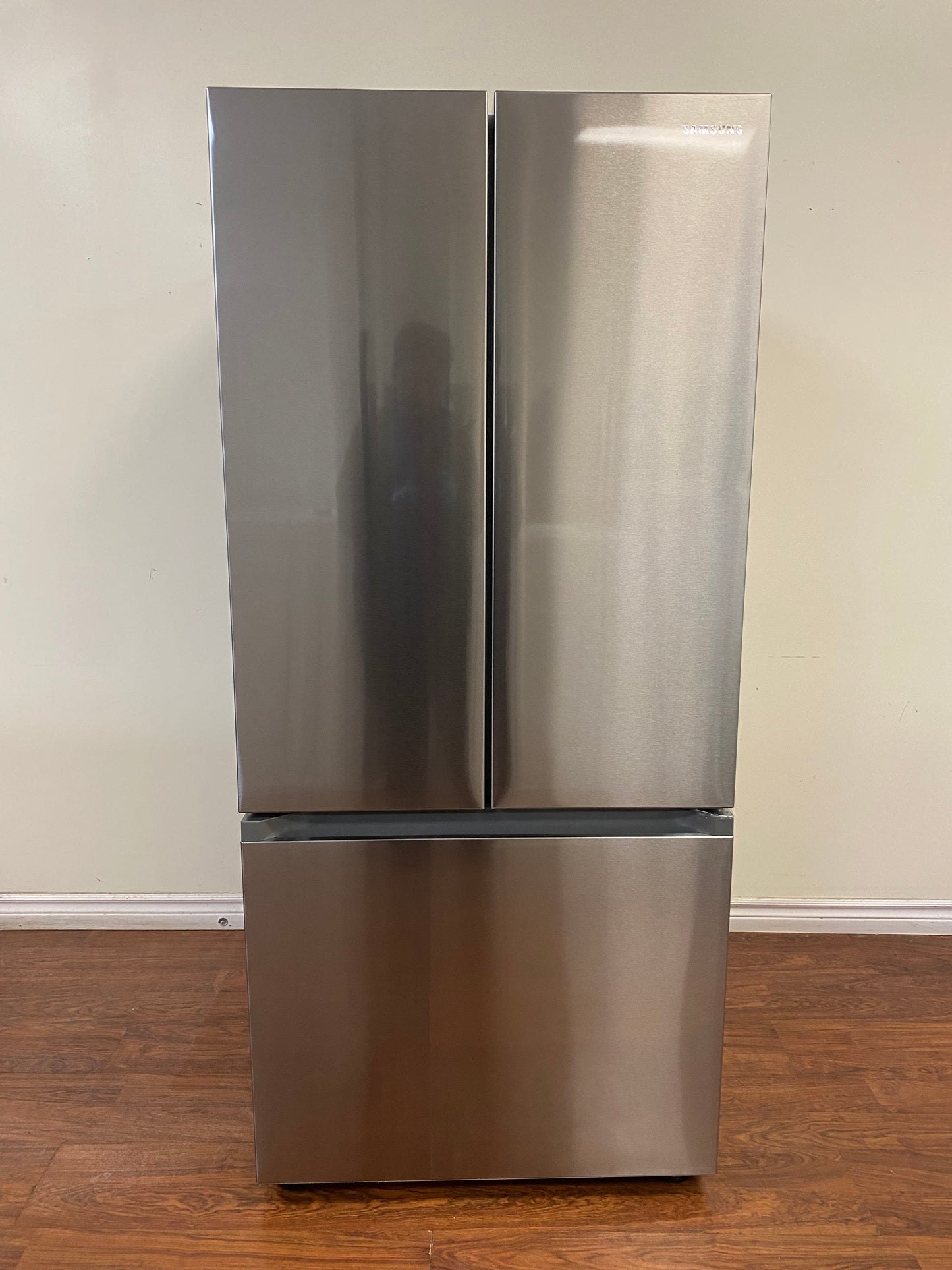 30" Samsung Refrigerator 22.1 cu.ft. with Ice Maker in freezer