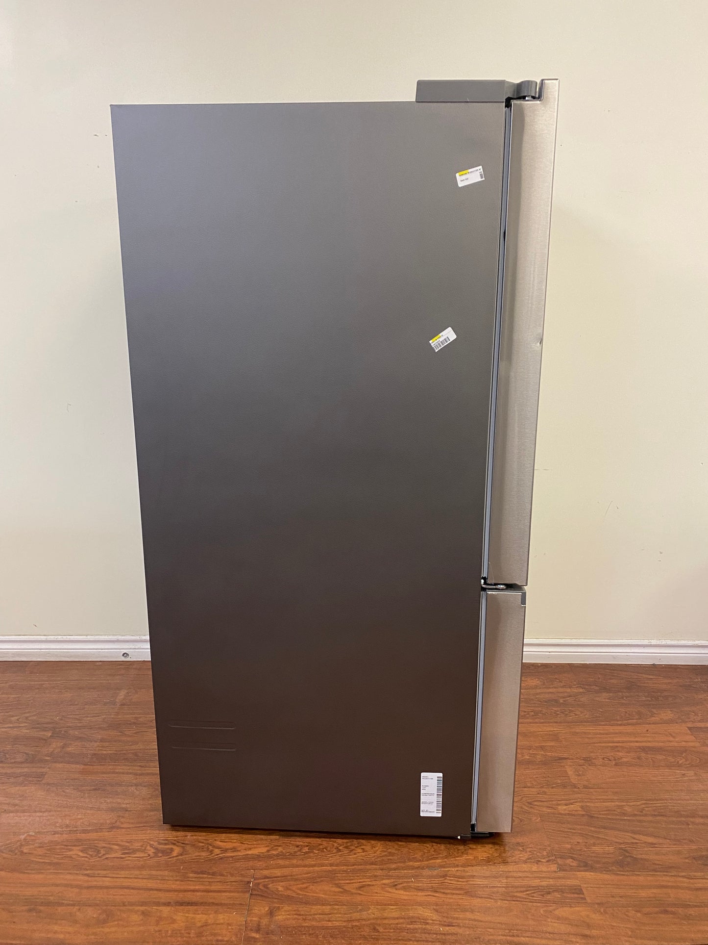 30" Samsung Refrigerator 22.1 cu.ft. with Ice Maker in freezer