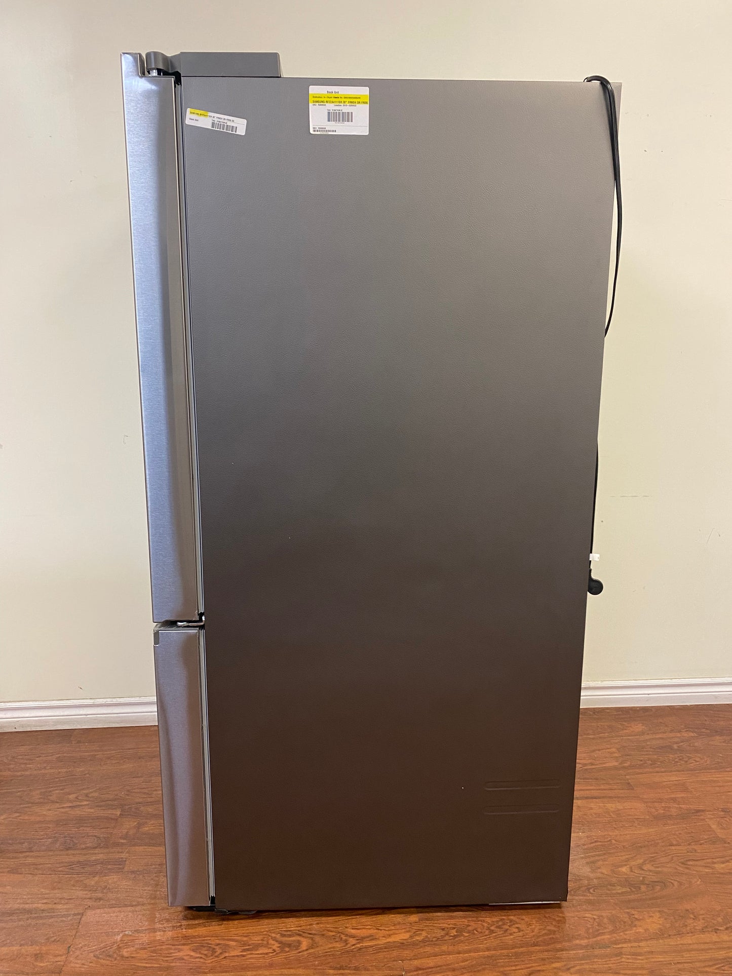 30" Samsung Refrigerator 22.1 cu.ft. with Ice Maker in freezer