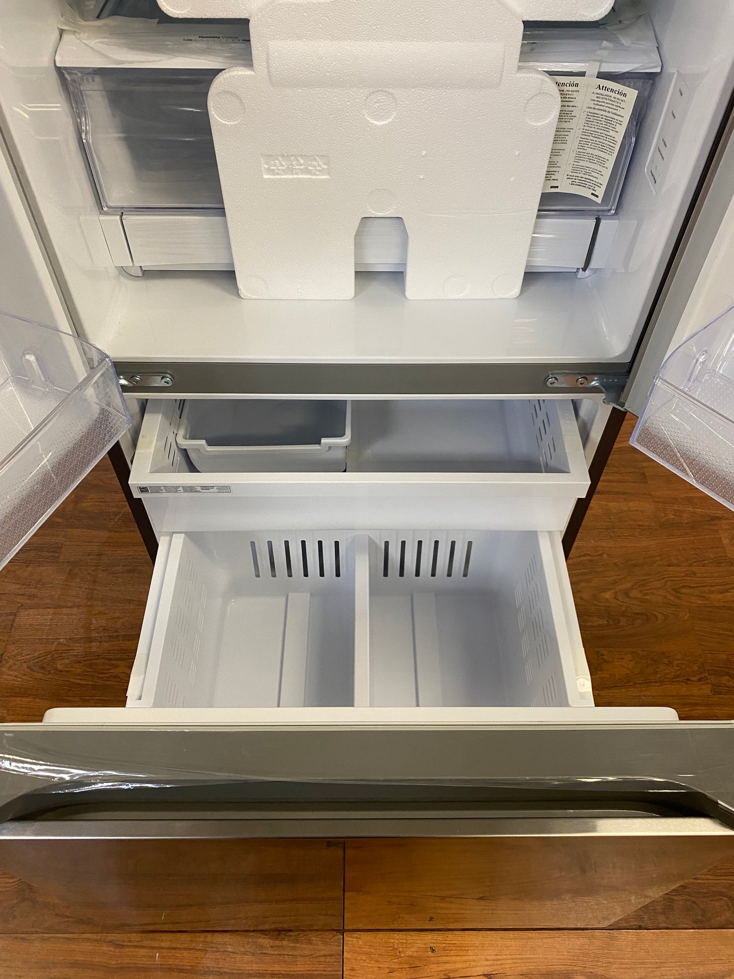 30" Samsung Refrigerator 22.1 cu.ft. with Ice Maker in freezer