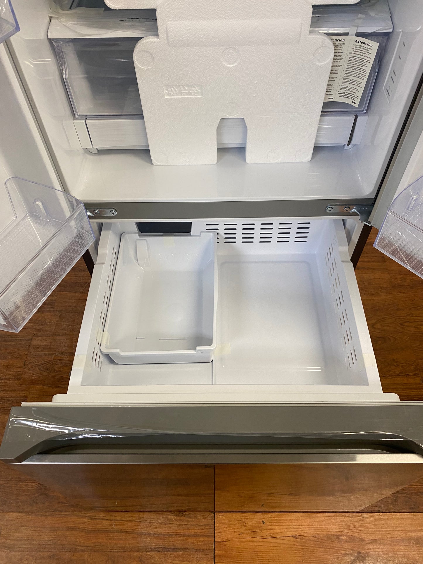 30" Samsung Refrigerator 22.1 cu.ft. with Ice Maker in freezer