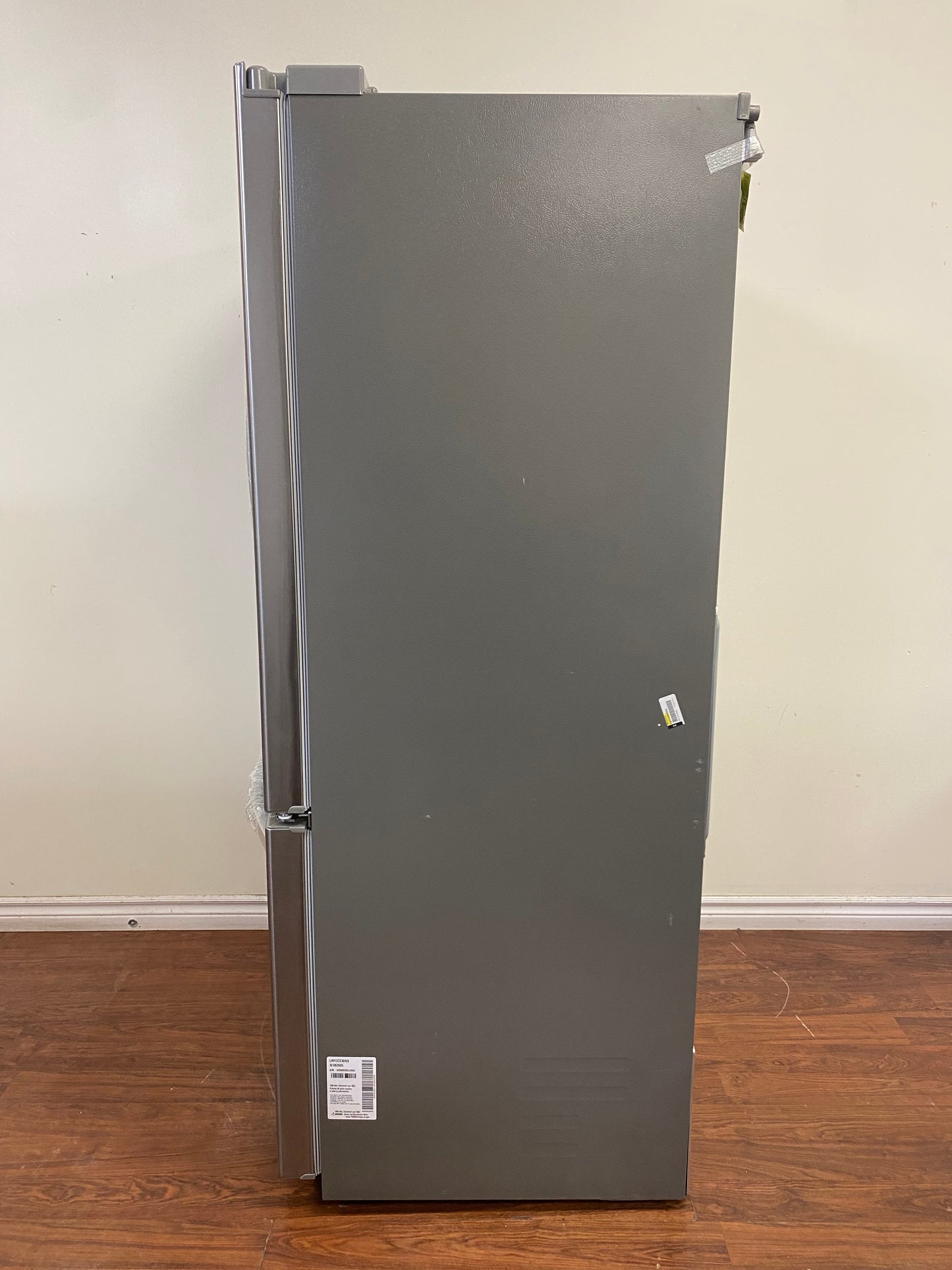 36" LG Refrigerator 23 cu.ft. Ice Maker in Freezer