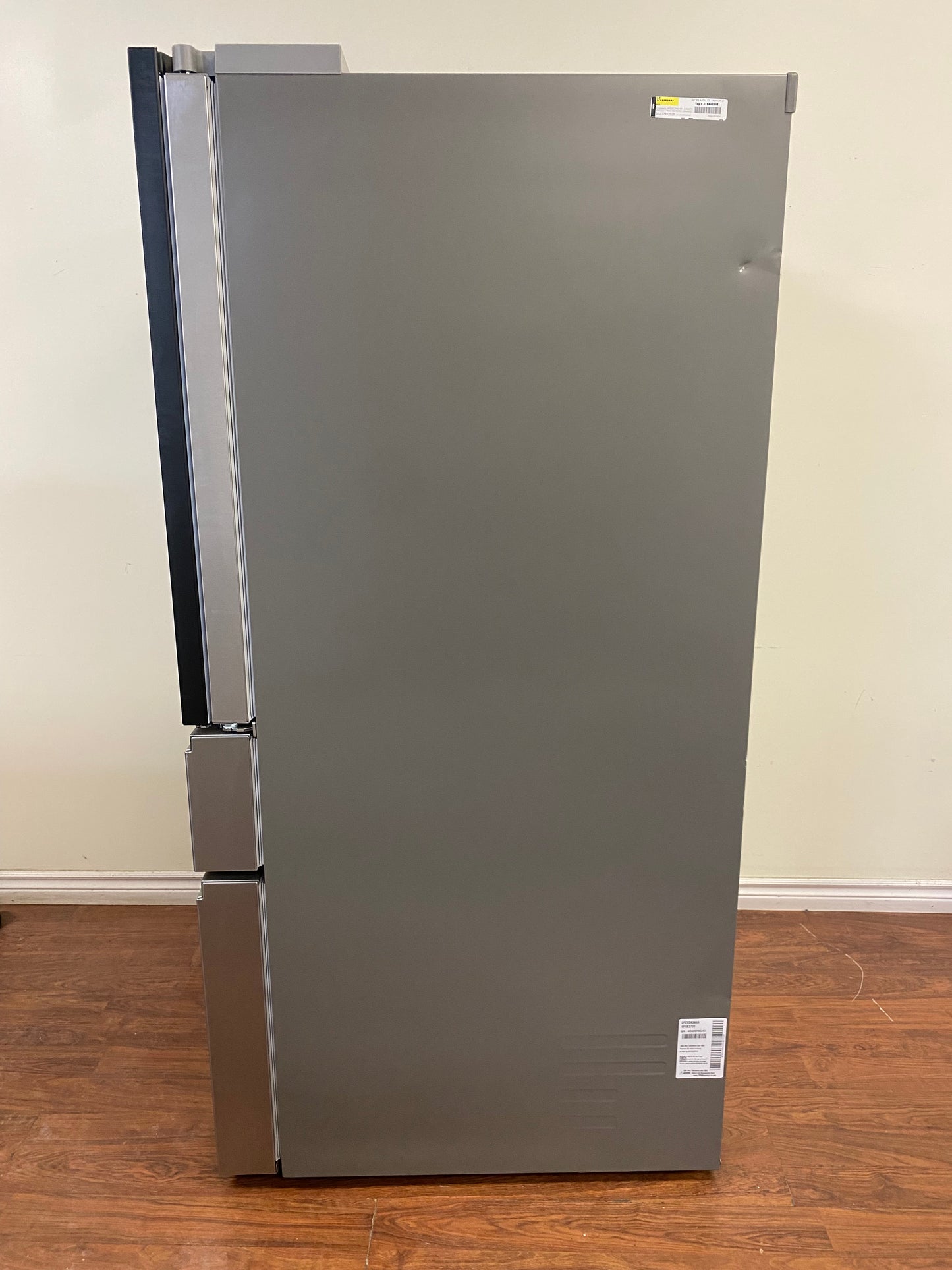 36" LG Refrigerator 28.6 cu.ft. with Ice and Water Dispenser