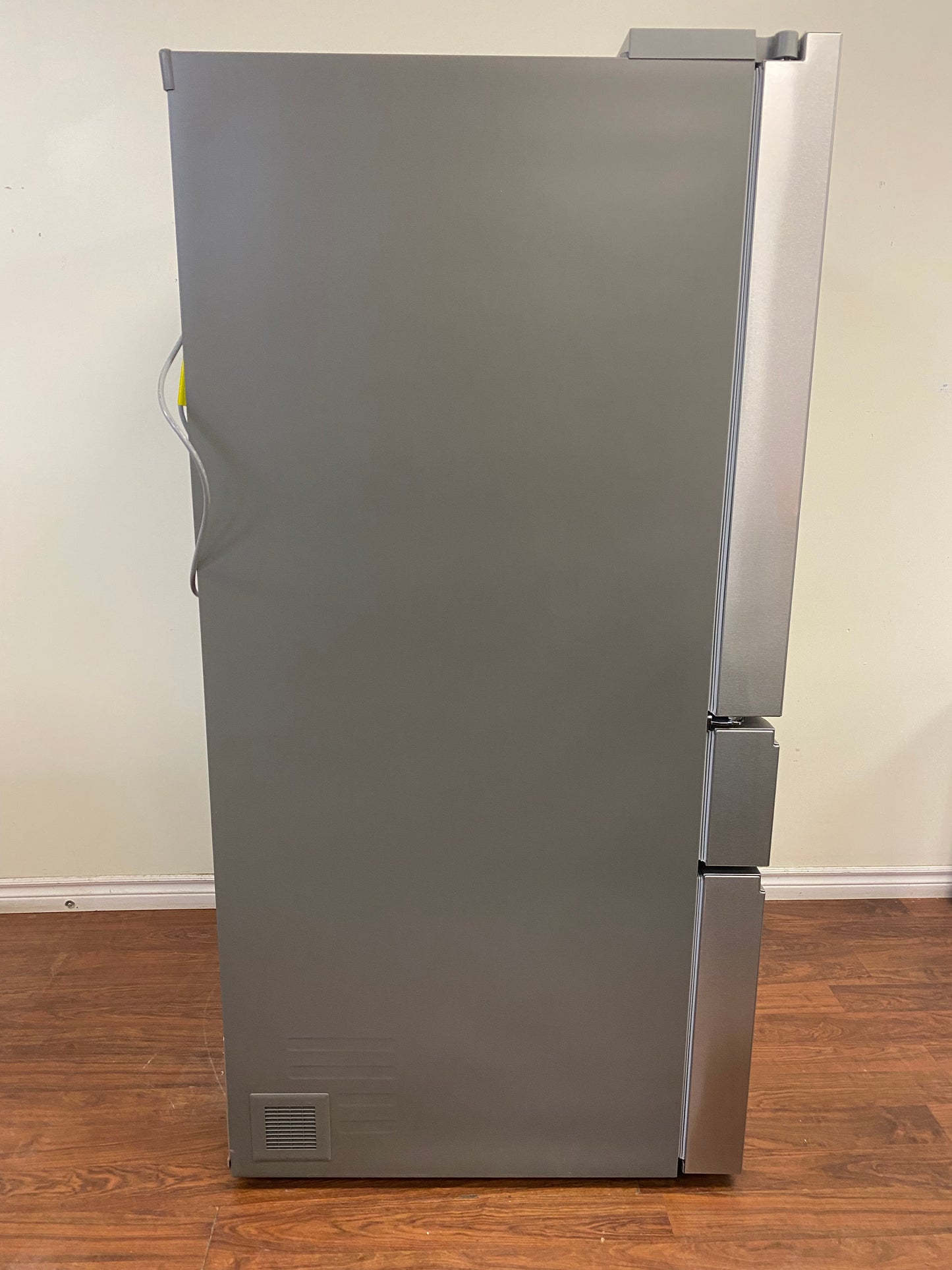 36" LG Refrigerator 28.6 cu.ft. with Ice and Water Dispenser